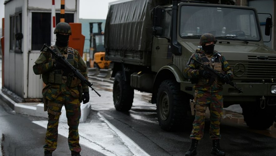 Militaires postés près de l'aéroport Zaventem le 23 mars 2016 près de Bruxelles