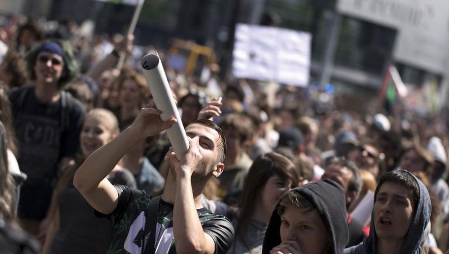 Des manifestants réclament à Paris la dépénalisation du cannabis le 9 mai 2015