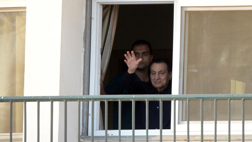 L'ex-président égyptien Hosni Moubarak salue ses soutiens, venus lui souhaiter un bon anniversaire, depuis sa chambre d'hôpital au Caire, le 4 mai 2015