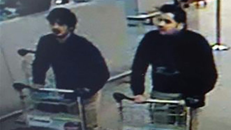 Image de vidéosurveillance montrant deux "suspects" des attentats de l'aéroport près de de Bruxelles diffusée le 22 mars 2016 par les autorités belges