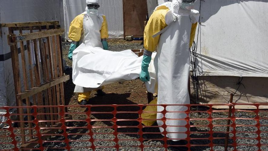 Du personnel médical transporte le corps d'une victime du virus Ebola dans le centre de MSF, à Monrovia le 27 septembre 2014