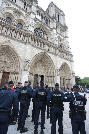 Des policiers devant Notre-Dame de Paris évacuée, le 21 mai 2013