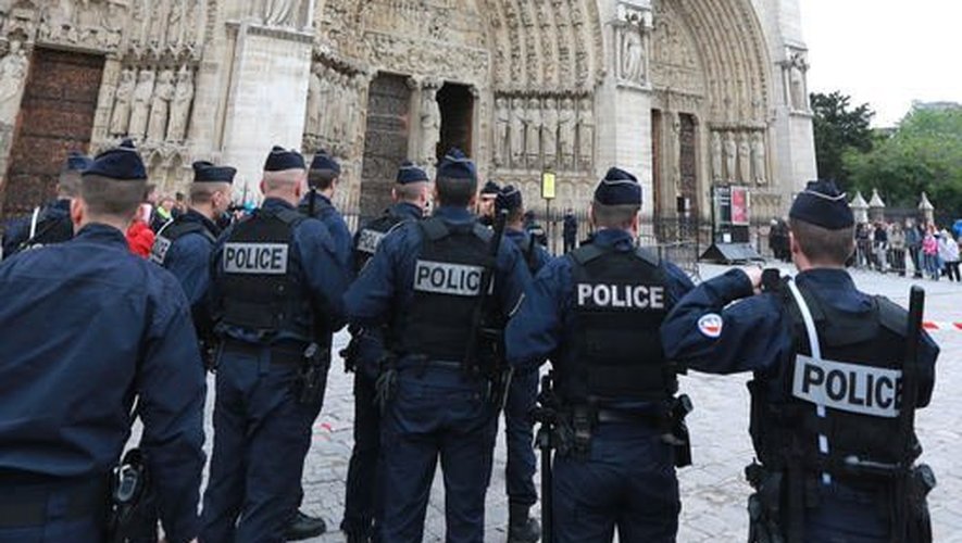 Des policiers devant Notre-Dame de Paris évacuée, le 21 mai 2013