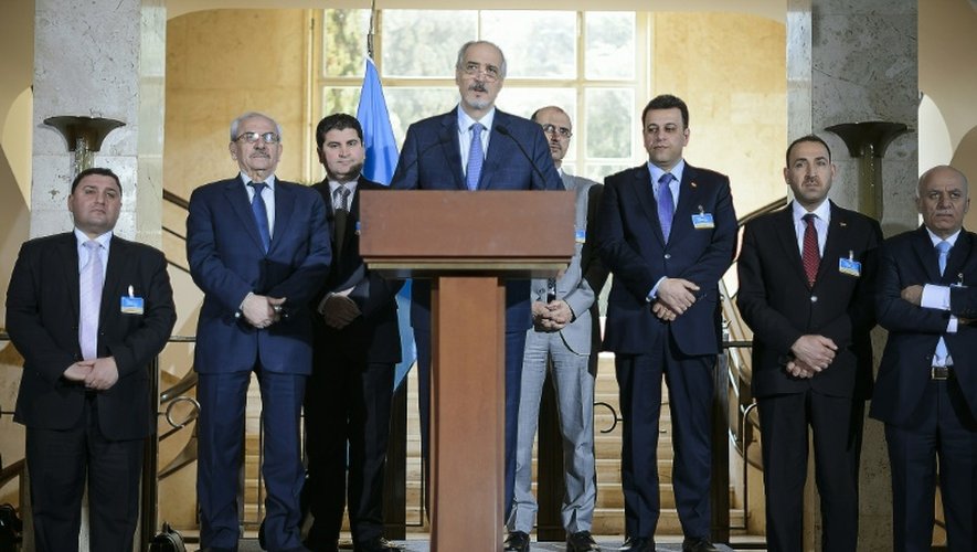 L'ambassadeur syrien aux Nations unies et chef de la délégation du régime Bachar al-Jaafari (c) à Genève le 23 mars 2016