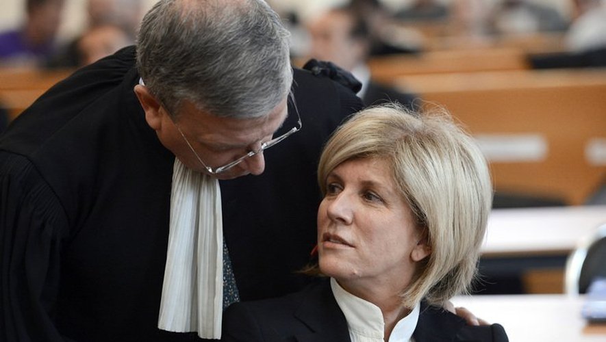 La députée PS Sylvie Andrieux parle avec son avocat Gaetan Di Marino, le 12 mars 2013 au tribunal de Marseille