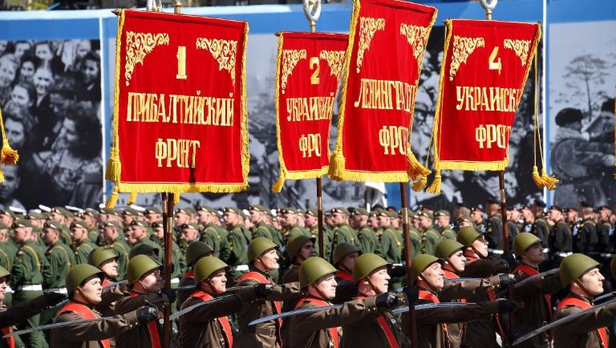 Des soldats russes défilent sur la place rouge à Moscou le 9 mai 2015