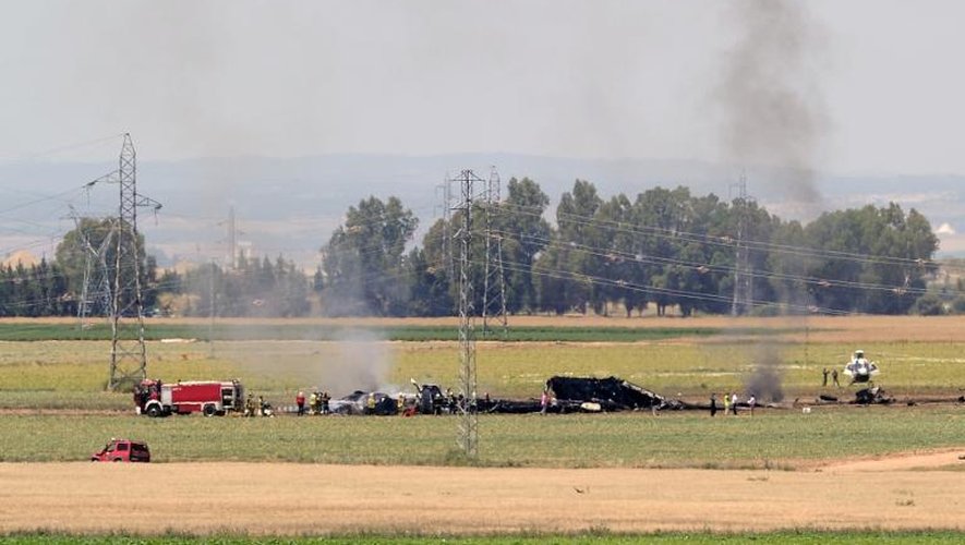 Pompiers et sauveteurs sont sur les lieux de l'accident d'un avion militaire A400 M près de l'aéroport de Séville, le 9 mai 2015