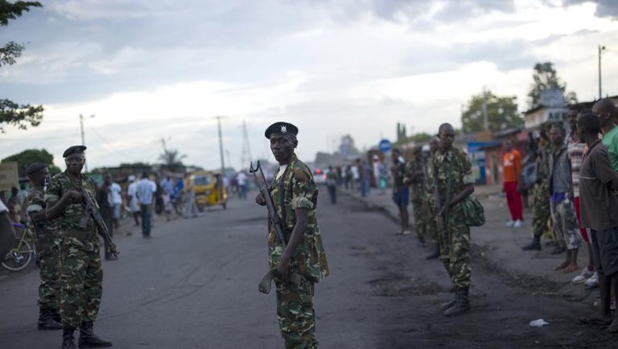 Des soldats montent la garde sur la rue principale de Bujumbura le 9 mai 2015