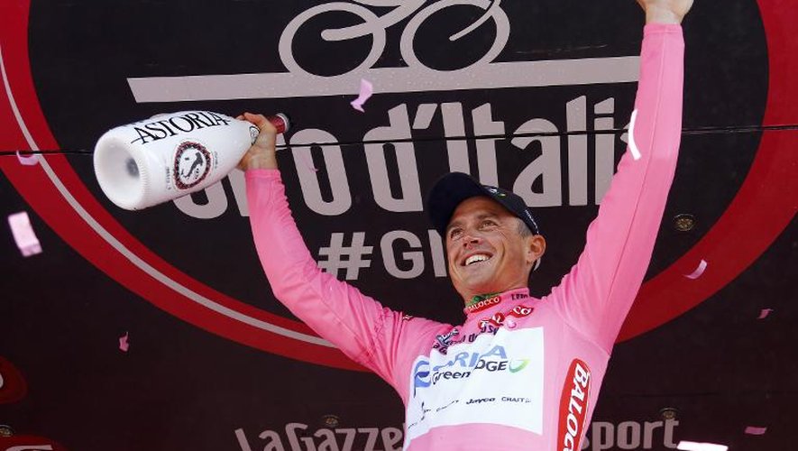 L'Australien Simon Gerrans (Orica-Greenedge), endosse le maillot rose de leader du 98e Tour d'Italie, le 9 mai à Sanremo