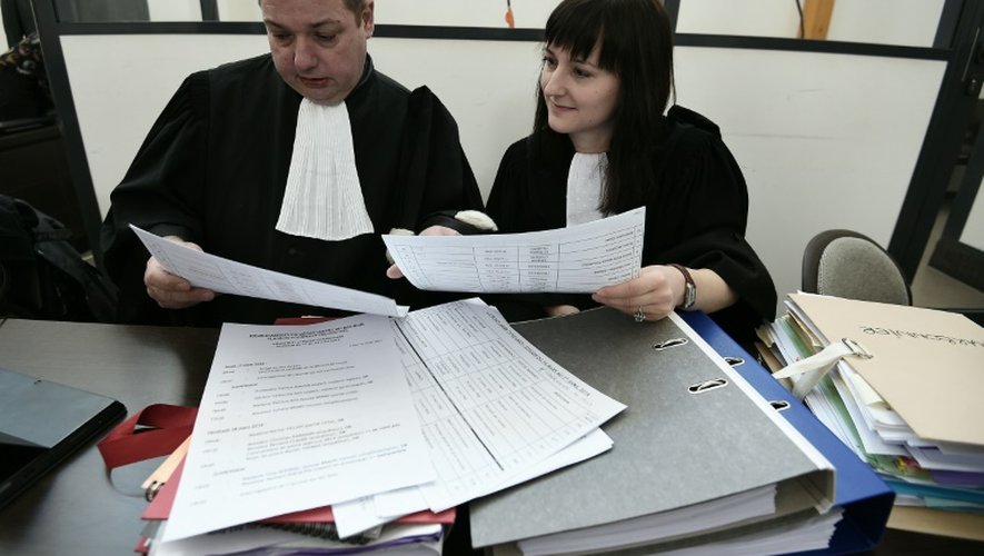 Eric Braun (g) et Caroline Bolla, avocats de Nicolas Charbonnier, l'"étrangleur" de Strasbourg, à la cour d'assises du Bas-Rhin, le 17 mars 2016