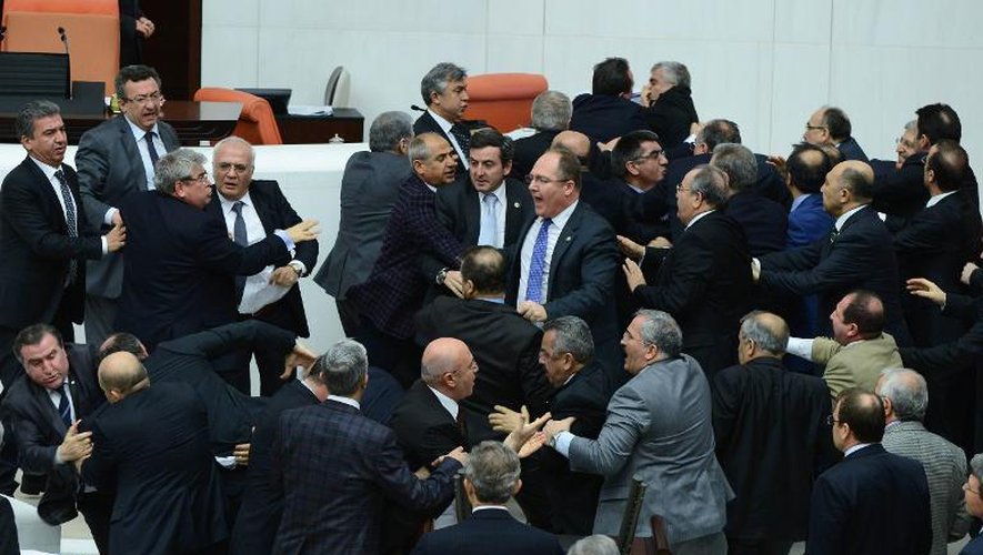 Les députés du pouvoir et de l'opposition s'affrontent lors d'un débat sur un projet de loi controversé le 15 février 2014 à Ankara