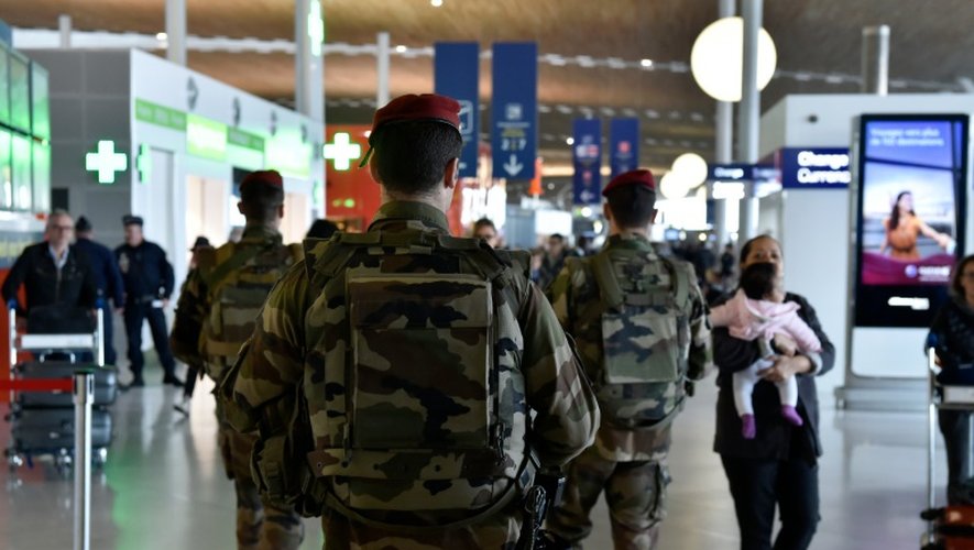 Militaires français en patrouille le 23 mars 2016 à l'aéroport Charles de Gaulle à Roissy