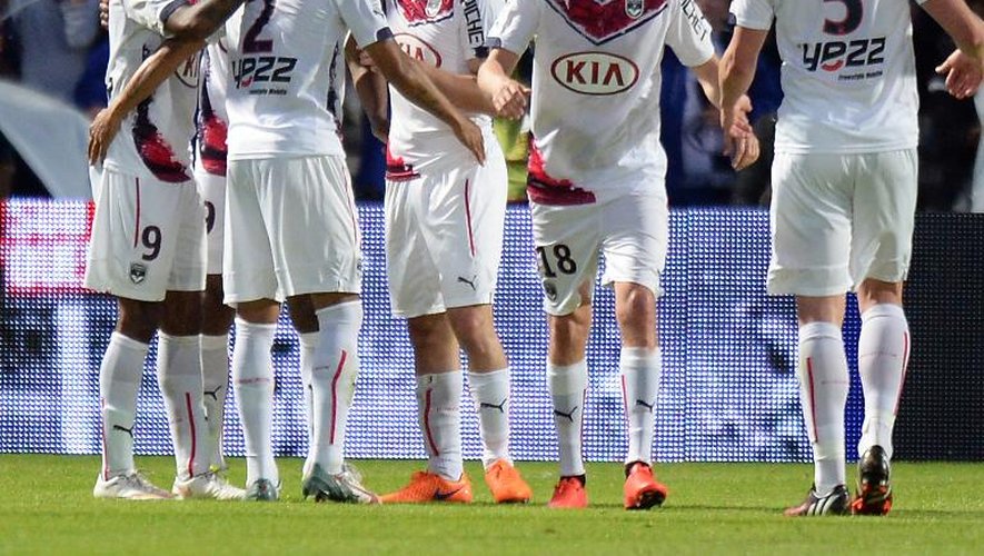 Les joueurs de Bordeaux se congratulent après le but de Diego Rolan contre Nantes au stade Chaban-Delmas, le 9 mai 2015