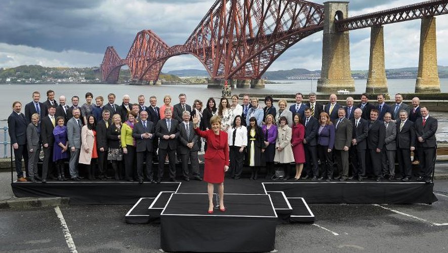 Les 56 députés nationalistes du SNP posent derrière leur leader, Nicola Sturgeon, pour une photo de famille historique, à Queensferry dans la banlieue d'Edimbourg le 9 mai 2015
