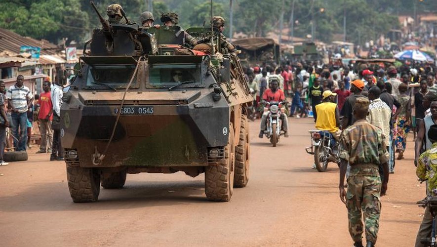 Des soldats français patrouillent à Bangui, dans le quartier Boy Rabe, le 15 février 2014