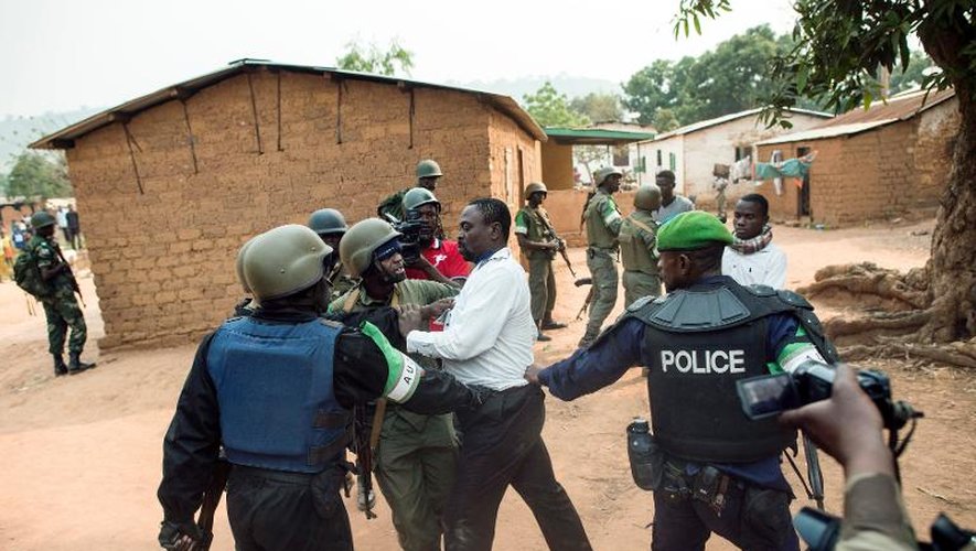Des soldats de la force africaine de la Misca tentent de calmer un homme lors d'une opération dans le quartier de Boy Rabe, le 15 février 2014