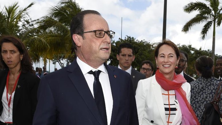 Le président François Hollande et la ministre de l'Ecologie Ségolène Royal, le 9 mai 2015 à Fort-de-France, en Martinique