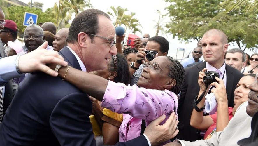 Le président François Hollande salue la foule le 9 mai 2015 à Fort-de-France, en Martinique