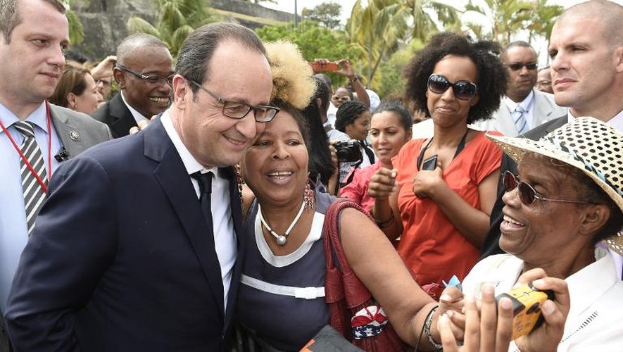 Le président François Hollande salue la foule le 9 mai 2015 à Fort-de-France, en Martinique