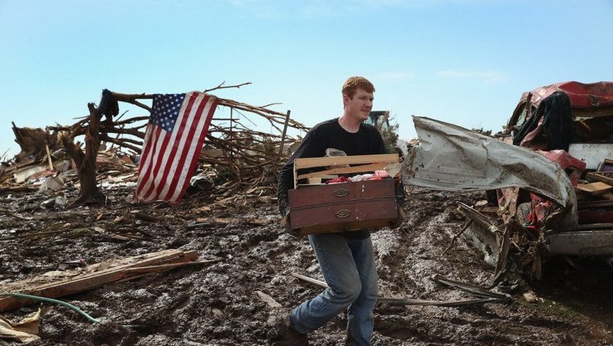 Un habitant au milieu des décombres le 21 mai 2013 à Moore une banlieue d'Oklahoma City dévastée par une tornade