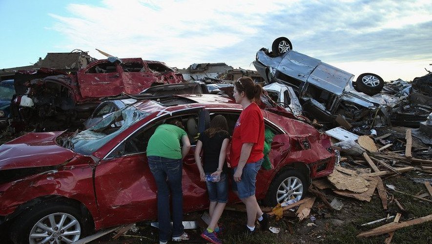 Des habitants au milieu des décombres le 21 mai 2013 à Moore, une banlieue d'Oklahoma City dévastée par une tornade