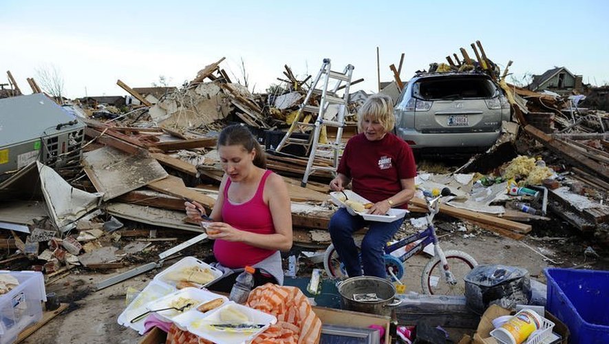 Des femmes  au milieu des décombres le 21 mai 2013 à Moore une banlieue d'Oklahoma City dévastée par une tornade
