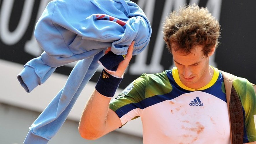 L'Ecossais Andy Murray abandonne lors du 2e tour du tournoi de Rome contre l'Espagnol Marcel Granollers, le 15 mai 2013