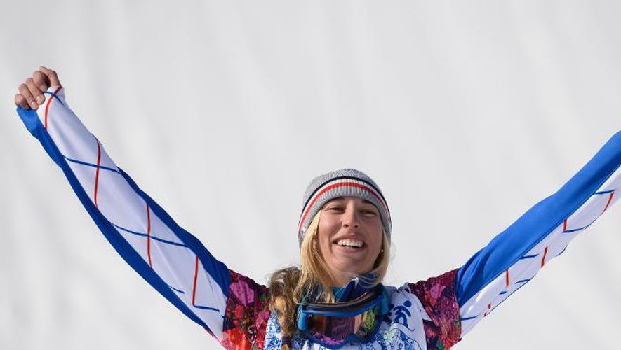 Chloe Trespeuch sur le podium après sa troisième place au snowboardcross le 16 février 2014 à Sotchi