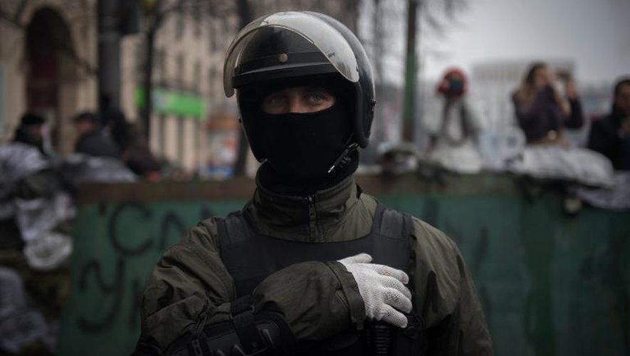 Un opposant sur une barricade le 15 février 2014 à Kiev