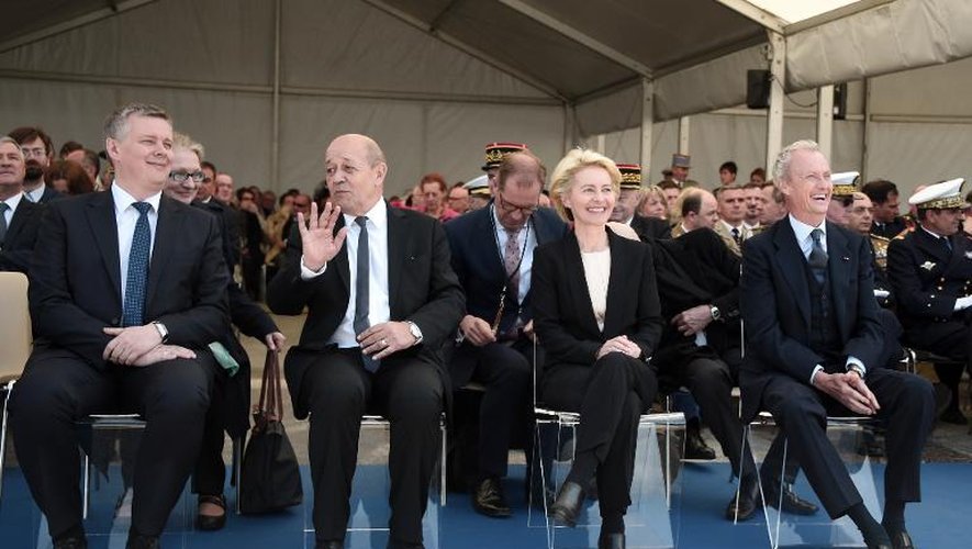 Les ministres de la Défense, Tomasz Siemoniak (Pologne), Jean-Yves Le Drian (France), Ursula von der Leyen (Allemagne),  et Pedro Morenés (Espagne) assistent, le 10 mai 2015, aux cérémonies du 70e anniversaire de la libération de Lorient, en Bretagne