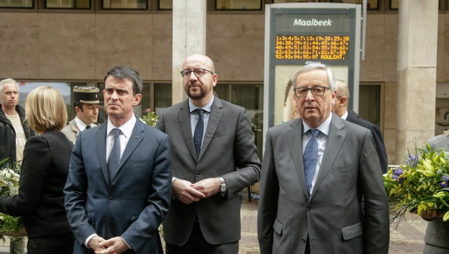 Le Premier ministre français Manuel Valls (g), le Premier ministre belge Charles Michel (c) et le président de la Commission européenne Jean-Claude Juncker, devant la station de métro de Maelbeek à Bruxelles le 23 mars 2016