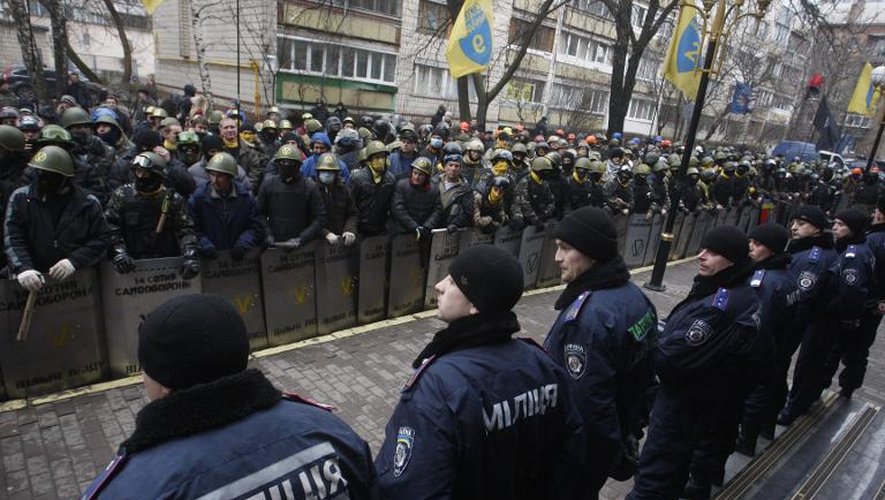 Opposants face aux forces de l'ordre le 14 février 2014 place de l'Indépendance à Kiev