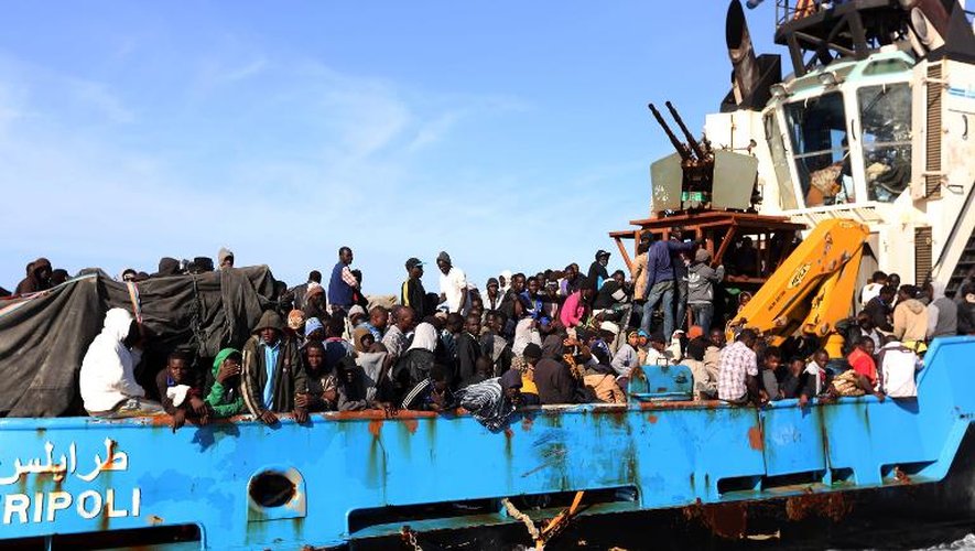 Un bateau des garde-côtes libyens, chargé de migrants interpellés en mer, arrive au port de Misrata, le 3 mai 2015