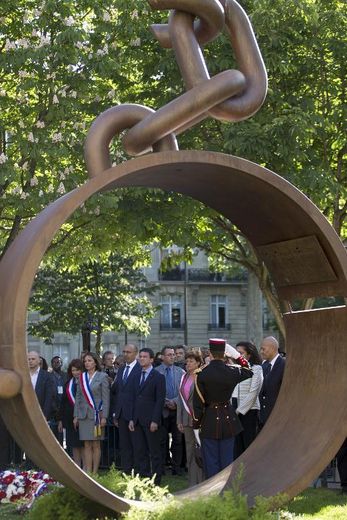 Manuel Valls, Premier ministre français, participe à une cérémonie commémorant l'abolition de l'esclavage, le 10 mai 2015 au jardin du Luxembourg à Paris