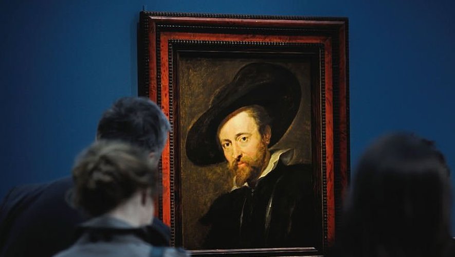 Des visiteurs admirent le 17 mai 2013 un autoportrait de Rubens, exposé au Louvre-Lens pour l'exposition  "L'Europe de Rubens"