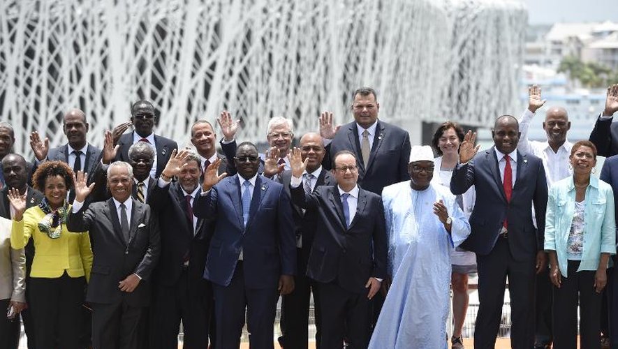 Photo de famille des chef d'Etat et des délégations venus du monde entier assister à l'inauguration du Mémorial ACTe aux côtés du président français François Hollande, le 10 mai 2015 à Pointe-à-Pitre (Martinique)