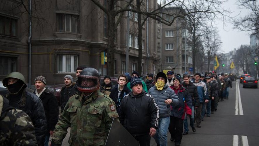 Des opposants au gouvernement défilent le 15 février 2014 dans les rues de Kiev