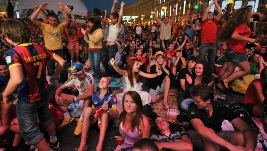 Des supporters suivent la finale de l'Euro-2012 entre l'Espagne et l'Italie dans une fan zone à Kiev, le 1er juillet 2012
