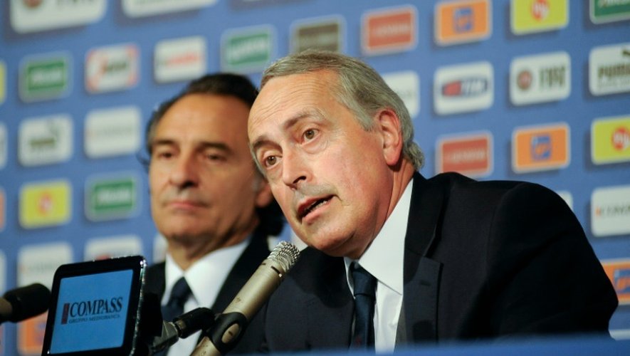 Giancarlo Abete (d), alors président de la Fédération italienne de football, en conférence de presse, le 2 juillet 2012 à Cracovie