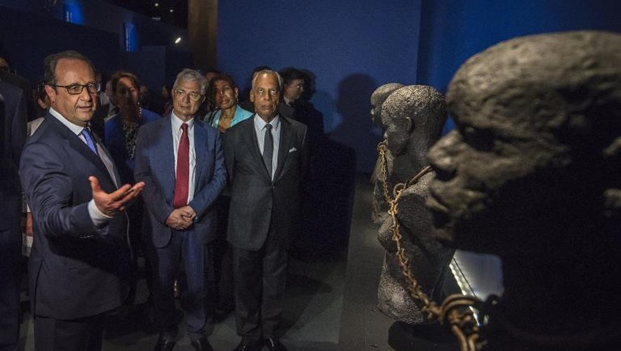 François Hollande visite l'exposition permanente du Mémorial ACTe lors de l'inauguration de ce plus grand centre du monde dédié à l'histoire de la traite, le 10 mai 2015 à Pointe-à-Pitre (Martinique)