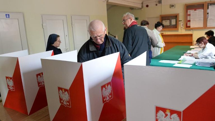 Des Polonais votent au 1er tour de l'élection présidentielle le 10 mai 2015 à Varsovie