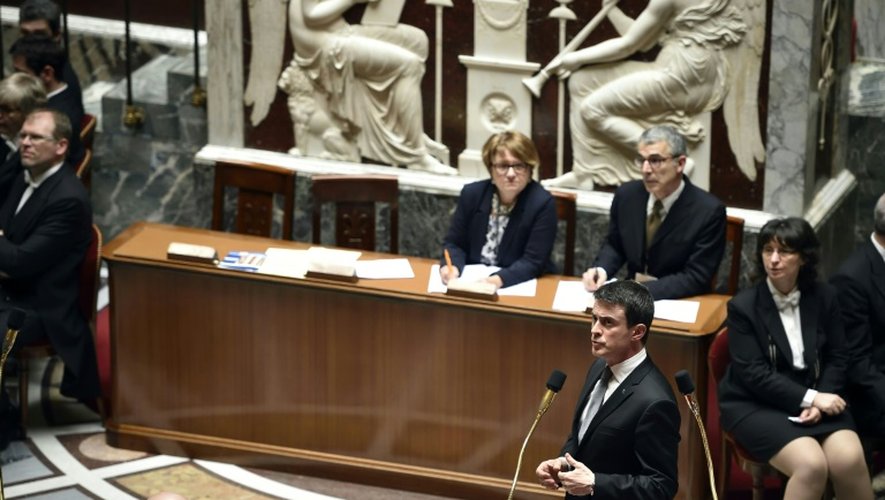 Le Premier ministre Manuel Valls au micro lors des questions au gouvernement à l'Assemblée nationale, le 22 mars 2016 à Paris