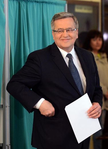 Le chef de l'Etat sortant polonais Bronislaw Komorowski vote le 10 mai 2015 à Varsovie