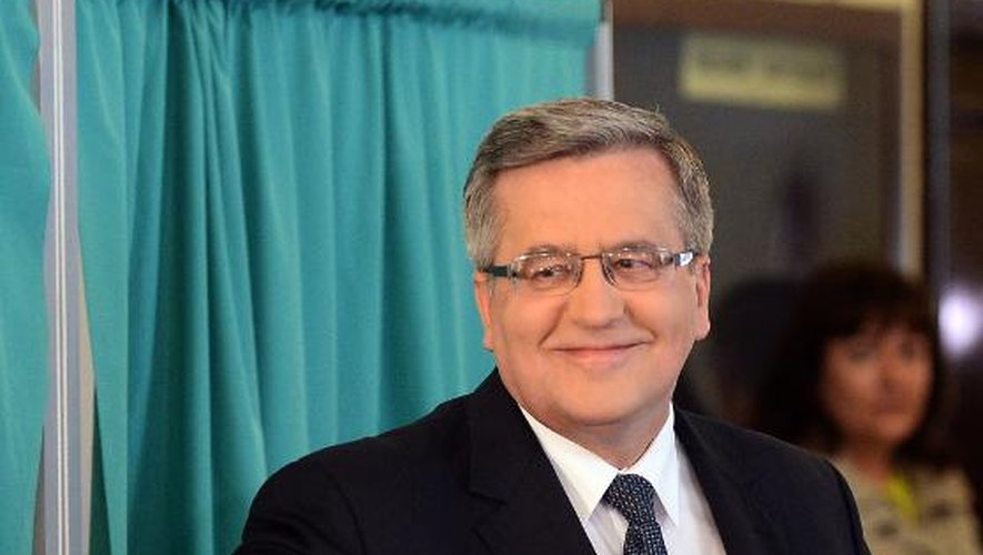 Le chef de l'Etat sortant polonais Bronislaw Komorowski vote le 10 mai 2015 à Varsovie