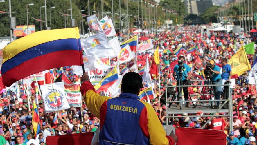Photo fournie par la présidence de Maduro face à ses partisans le 15 février 2014 à Caracas