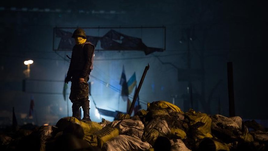 Un opposant sur une barricade dans la nuit du  15 au 16 février 2014 à Kiev