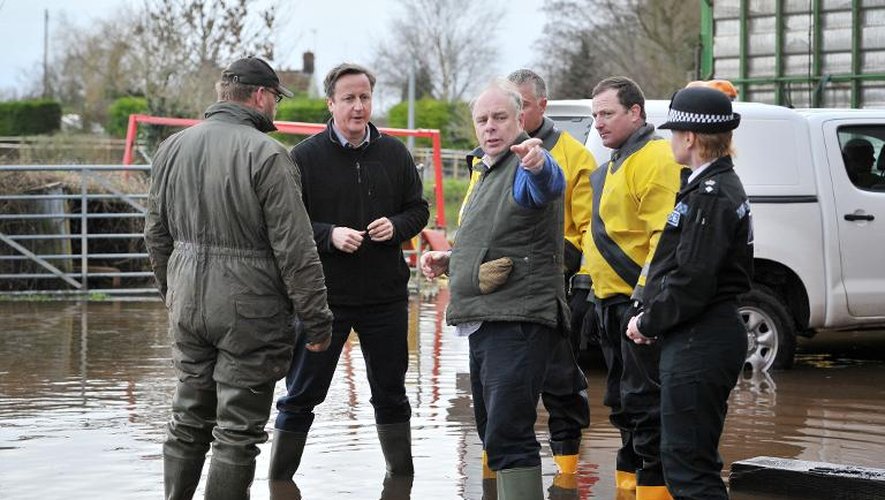 David Cameron en visite le 7 février 2014 dans une ferme inondée de Fordgate