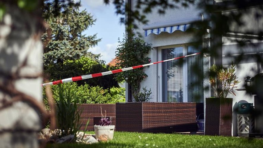 Un cordon de sécurité entoure le 10 mai 2015 la zone où une fusillade a eu lieu à Wurenlingen (nord de la Suisse)