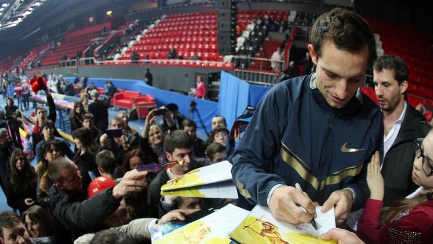 Renaud Lavillenie signe des autographes après son record du monde le 15 février 2014 à Donetsk