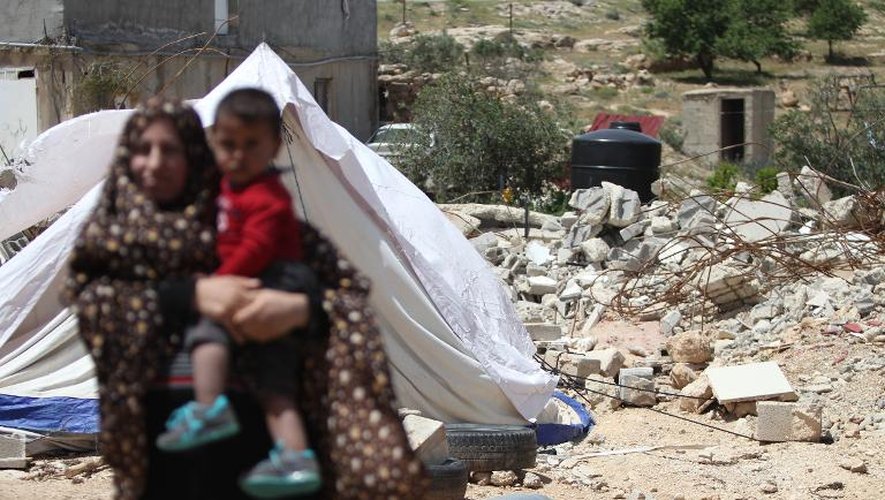 Une palestinienne de Deirat (sud de la Cisjordanie) le 21 avril 2015 devant sa tente après avoir perdu sa maison détruite par les Israéliens